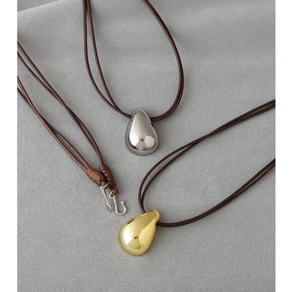 Modern Gold  Tone Tear Drop Pendant Necklace - Picture 1 of 7